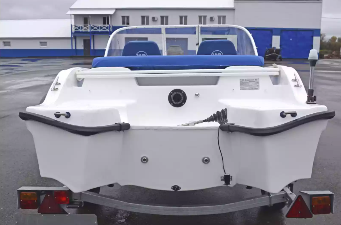 Стеклопластиковый катер Wyatboat-430DCМ (килевая) в Красногорске
