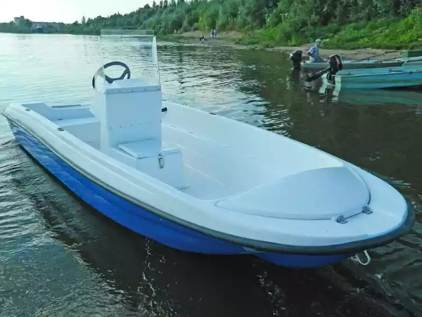 Стеклопластиковая лодка Пингвин с консолью (тримаран) в Красногорске