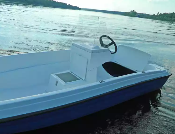 Стеклопластиковая лодка Пингвин с консолью (тримаран) в Красногорске