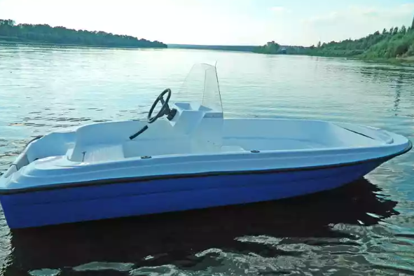 Стеклопластиковая лодка Пингвин с консолью (тримаран) в Красногорске