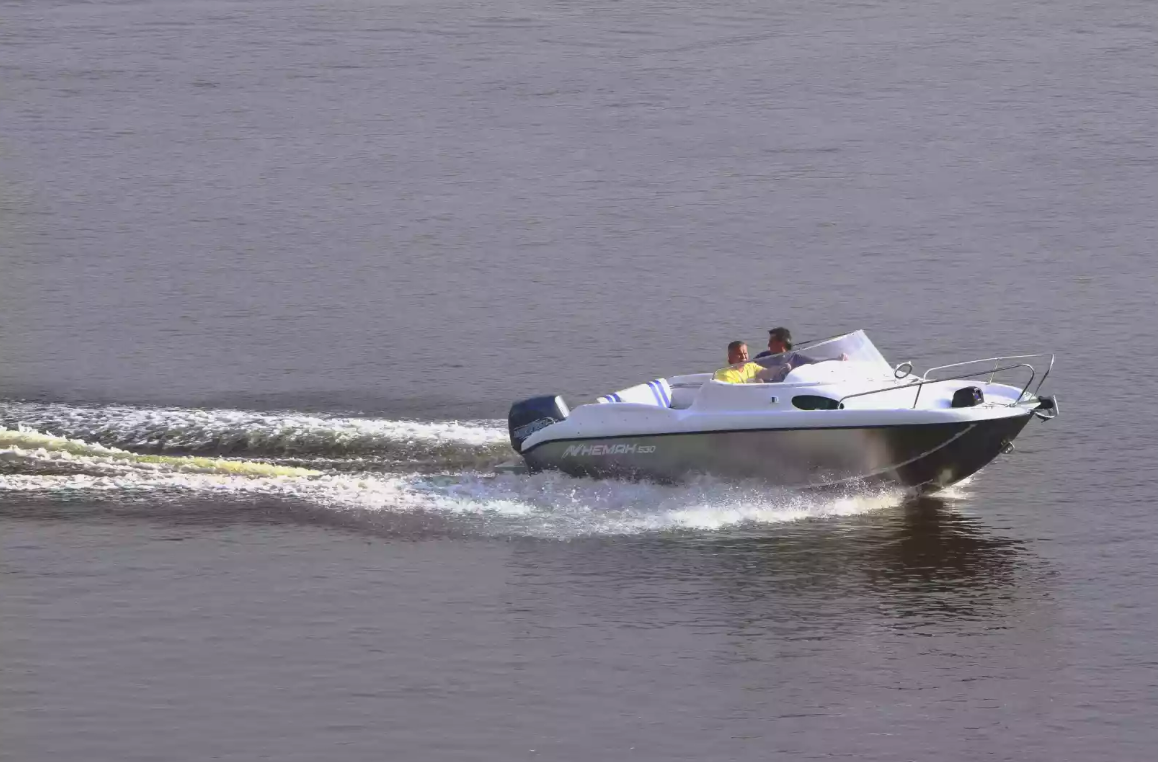 Комбинированный катер Neman-530 с каютой в Красногорске