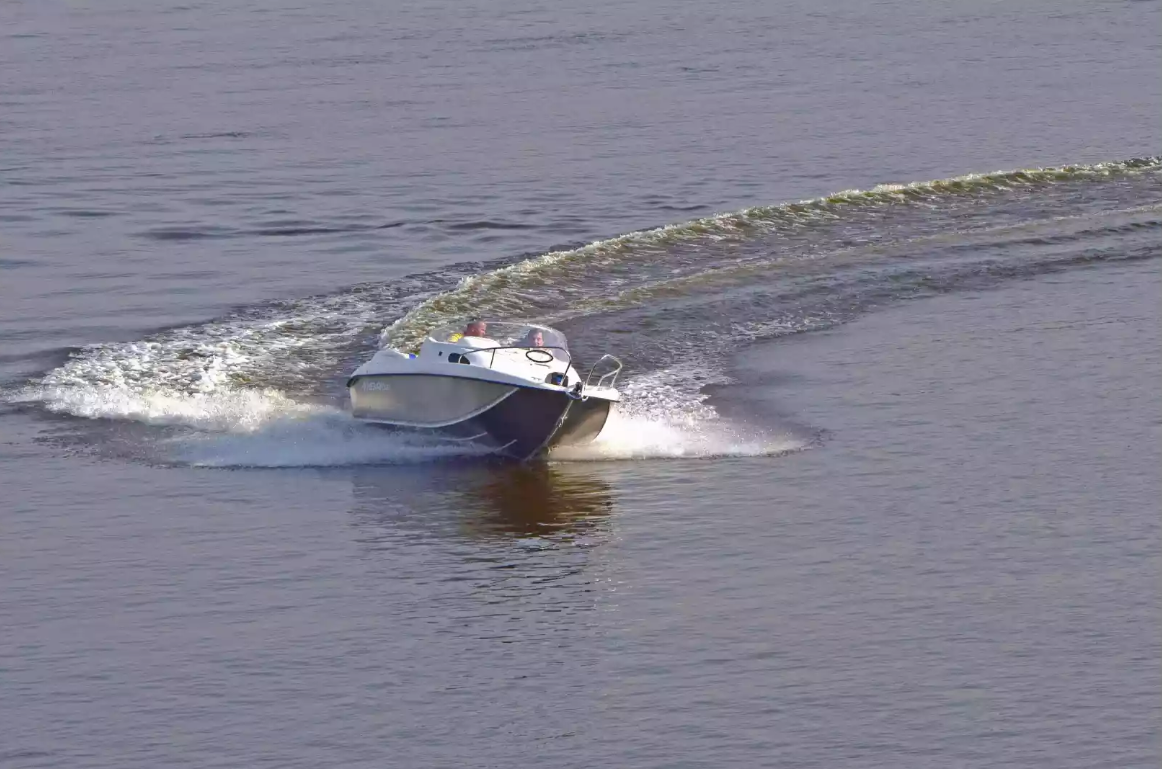 Комбинированный катер Neman-530 с каютой в Красногорске