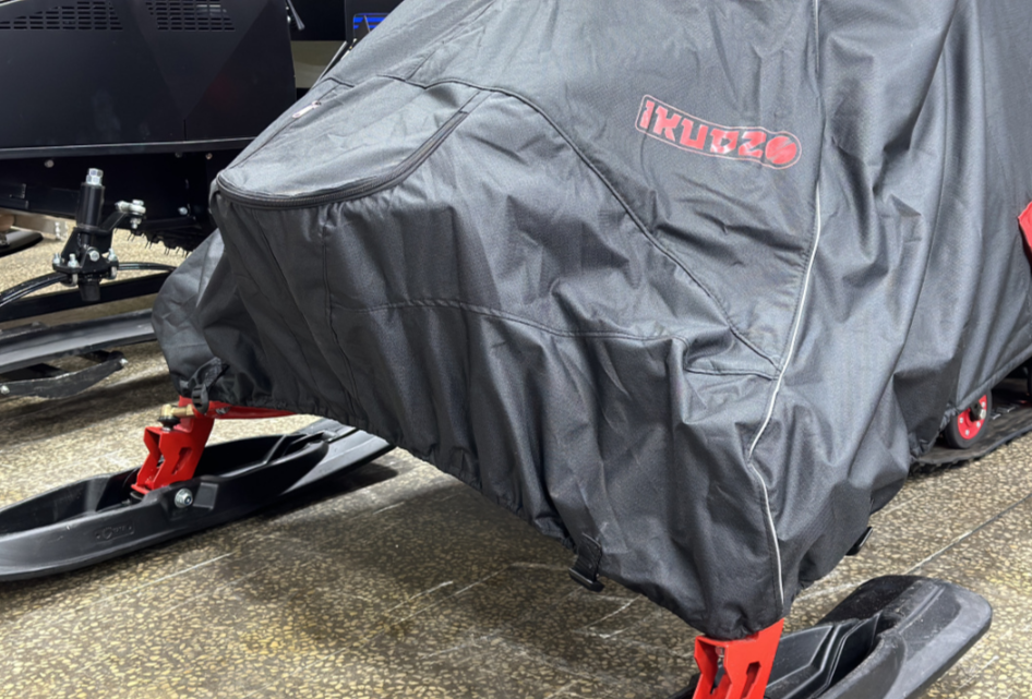 Чехол транспорт. снегохода IKUDZO HUNTER черно-красный Оксфорд ПРЕМИУМ качества с лого IKUDZO в Красногорске
